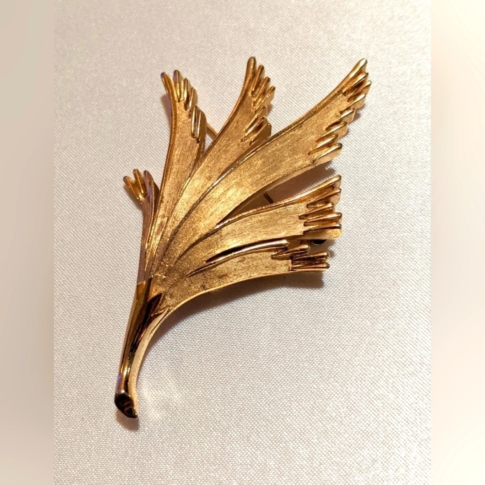 Elegant Vintage Crown Trifari 1960's Brooch  Pin Stylized Leaf Gold Tone